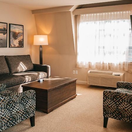 Sundial Hotel Уислър Екстериор снимка